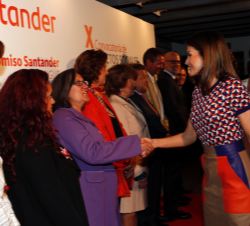 Su Majestad la Reina saluda a representantes de las ONG´s ganadoras
