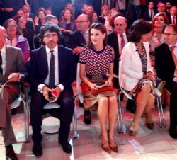 Su Majestad la Reina en la primera fila del salón de actos 