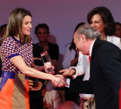 Doña Letizia entrega el reconocimiento especial a la labor de los voluntarios de Santander España