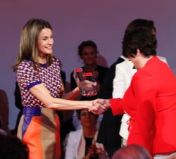 Doña Letizia entrega el reconocimiento especial a la labor de los voluntarios de Santander España