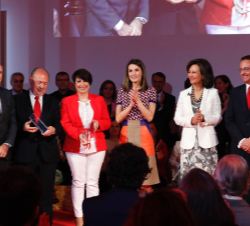 Su Majestad la Reina durante la entrega del reconocimiento especial a la labor de los voluntarios de Santander España