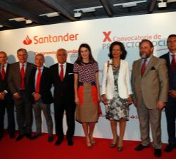 Su Majestad la Reina con los impulsores de voluntariado de Santander España