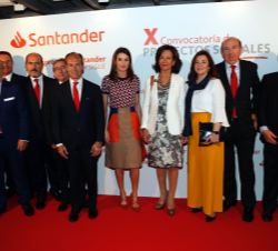 Su Majestad la Reina con los impulsores de voluntariado de Santander España