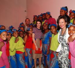 Doña Letizia con Ana Botín y los integrantes del Coro Malagasy Gospel