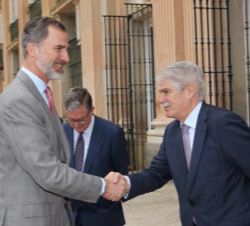 Su Majestad el Rey a su llegada al Palacio Real de La Granja de San Ildefonso recibe el saludo del ministro de Asuntos Exteriores y de Cooperación, Al