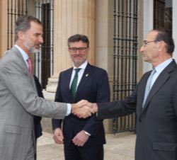 Su Majestad el Rey a su llegada al Palacio Real de La Granja de San Ildefonso recibe el saludo del presidente del Real Instituto Elcano, Emilio Lamo d