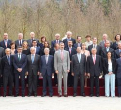 Fotografía de grupo de Su Majestad el Rey con los asistentes a la reunión