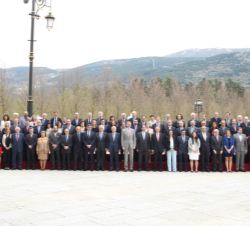 Fotografía de grupo de Su Majestad el Rey con los asistentes a la reunión