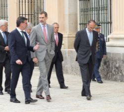 Su Majestad el Rey conversa con el alcalde del Real Sitio de San Ildefonso, José Luis Vázquez, a su llegada a la reunión