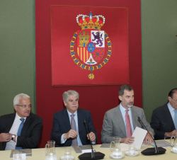 Su Majestad el Rey durante la reunión del Consejo Científico del Real Instituto Elcano de Estudios Internacionales y Estratégicos
