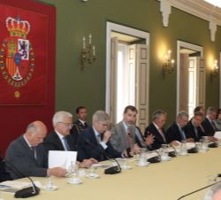 Su Majestad el Rey durante la reunión del Consejo Científico del Real Instituto Elcano de Estudios Internacionales y Estratégicos