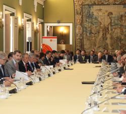 Vista general de la mesa durante la reunión del Consejo Científico del Real Instituto Elcano de Estudios Internacionales y Estratégicos