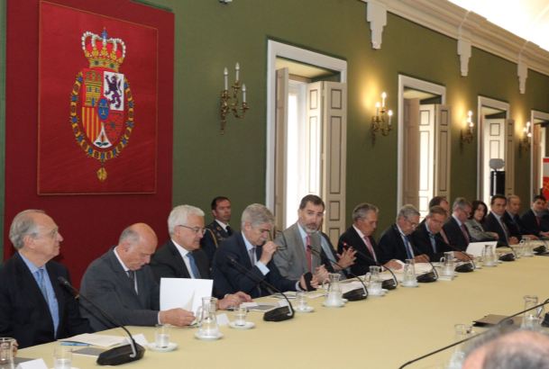 Su Majestad el Rey durante la reunión del Consejo Científico del Real Instituto Elcano de Estudios Internacionales y Estratégicos