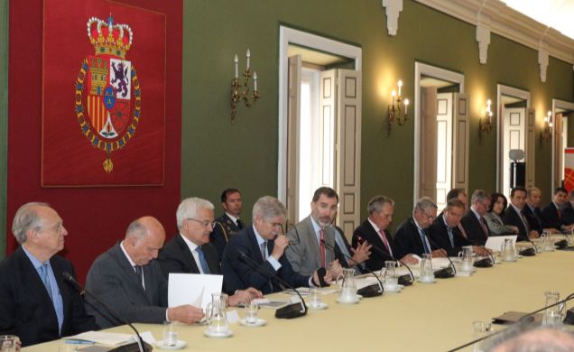 Su Majestad el Rey durante la reunión del Consejo Científico del Real Instituto Elcano de Estudios Internacionales y Estratégicos