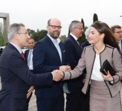Su Majestad la Reina durante los saludos de bienvenida a su llegada al Palacio de Congresos y Exposiciones de Galicia, en Santiago de Compostela