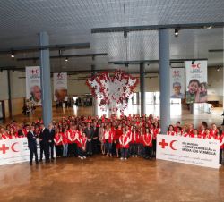Doña Letizia junto a voluntarios de Cruz Roja Española