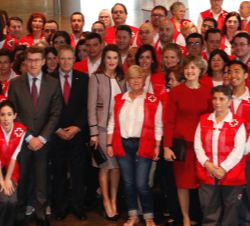 Doña Letizia junto a voluntarios de Cruz Roja Española