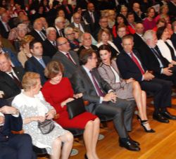 Doña Letizia en el salón de actos, en la primera fila de asientos, junto al presidente de la Xunta de Galicia, Alberto Nuñez Feijóo