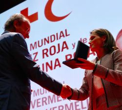 Su Majestad la Reina entrega la Medalla de Oro de CRE al Programa VOZ NATURA, de LA VOZ DE GALICIA