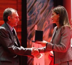 Doña Letizia entrega la dalla de Oro de CRE a la Fundación ECODES