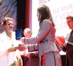 Su Majestad la Reina entrega la Medalla de Oro de CRE a la Cruz Roja de Etiopía