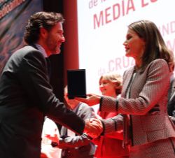 Doña Letizia entrega la dalla de Oro de CRE a ECOALF