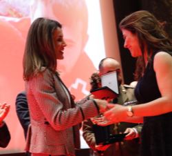 Doña Letizia entrega la dalla de Oro de CRE a los participantes españolas en el PROYECTO HOMEWARD BOUND