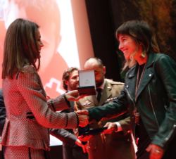 Doña Letizia entrega la dalla de Oro de CRE a los participantes españolas en el PROYECTO HOMEWARD BOUND