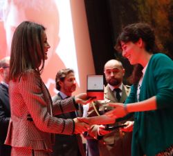 Doña Letizia entrega la dalla de Oro de CRE a los participantes españolas en el PROYECTO HOMEWARD BOUND