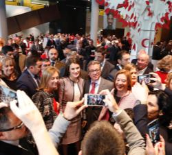 Doña Letizia con los asistentes al término del acto