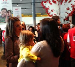 Doña Letizia conversa con una de las personas asistentes al acto