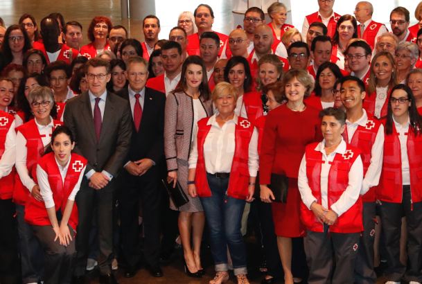 Doña Letizia junto a voluntarios de Cruz Roja Española