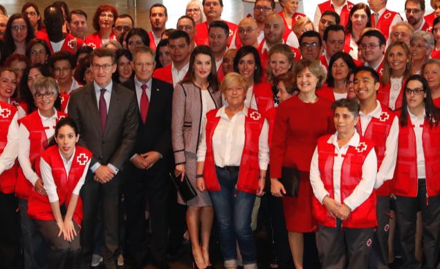 Doña Letizia junto a voluntarios de Cruz Roja Española