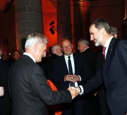 Su Majestad el Rey, en el Aula Carolina del Ayuntamiento de Aquisgrán, recibe el saludo de las personas asistentes a la cena