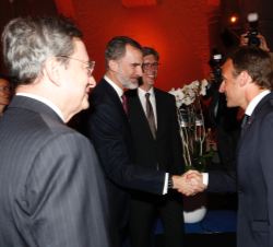Su Majestad el Rey recibe el saludo del presidente de la República Francesa, galardonado con el Premio Internacional Carlomagno 2018, Emmanuel Macron