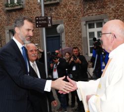 Su Majestad el Rey recibe el saludo del prepósito del Cabildo, Manfred Von Holtum