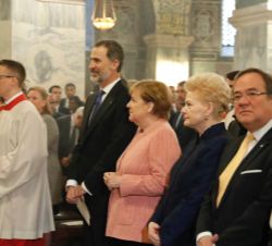 Su Majestad el Rey en el interior de la Catedral en la primera fila asientos