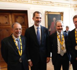 Su Majestad el Rey junto a galardonados de anteriores ediciones