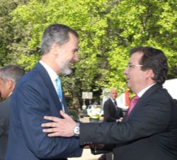 Su Majestad el Rey, a su llegada al Monasterio de Yuste, recibe el saludo del presidente de la Junta de Extremadura y presidente del Patronato de la F