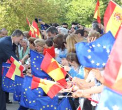 Don Felipe recibe los saludos de las personas que le esperanban a su llegada