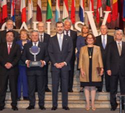 Su Majestad el Rey junto al galardonado Antonio Tajani, la académica Rebeca Grynspan y autoridades