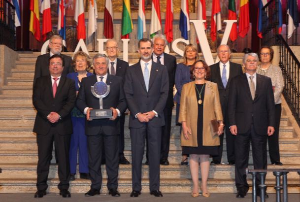 Su Majestad el Rey junto al galardonado Antonio Tajani, la académica Rebeca Grynspan y autoridades