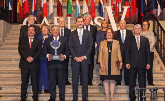 Su Majestad el Rey junto al galardonado Antonio Tajani, la académica Rebeca Grynspan y autoridades