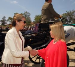 Su Alteza Real la Infanta Doña Elena recibe el saludo de la alcaldesa de Jerez de la Fontera, María del Carmen Sánchez