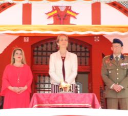 Doña Elena en el palco presidencial junto a las autoridades
