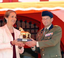 Su Alteza Real la Infanta Elena entrega el Premio "Caballo de Oro 2017" al Coronel Jefe de la Guardia Real, Eduardo Diz