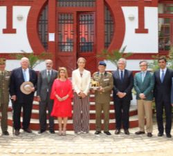 Su Alteza Real la Infanta Doña Elena junto a las autoridades presentes en el acto
