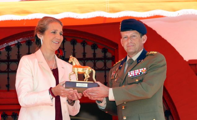 Su Alteza Real la Infanta Elena entrega el Premio "Caballo de Oro 2017" al Coronel Jefe de la Guardia Real, Eduardo Diz