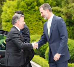 Su Majestad el Rey recibe el saludo del Presidente de la República de Colombia, Sr. Juan Manuel Santos Calderón