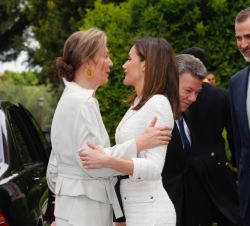 Su Majestad la Reina recibe el saludo de la Sra. María Clemencia Rodríguez de Santos